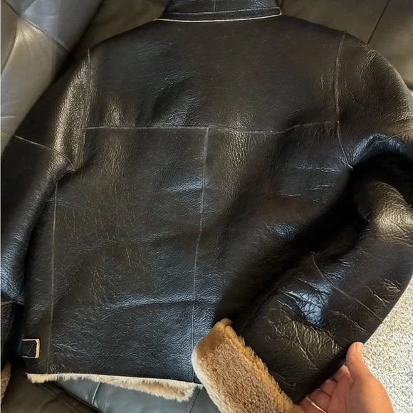 Elegant Black and Tan Shearling Leather Jacket - Picture 5 of 15